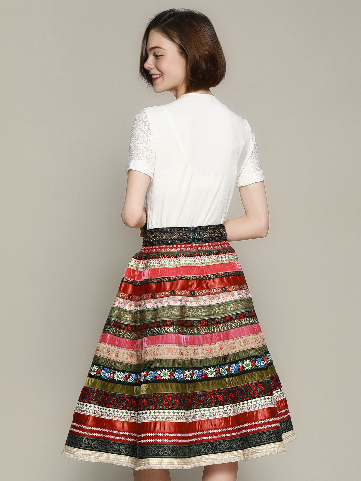 Gelbes Dirndl mit modernem Schnitt