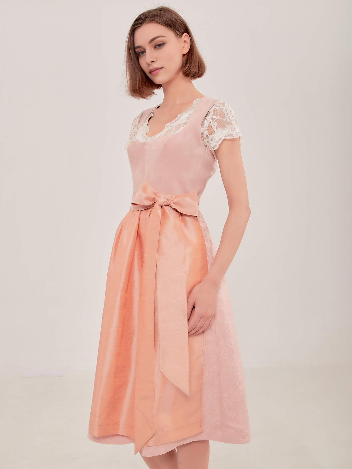 Dirndl Schwarz Beige – stilvolle Kombination
