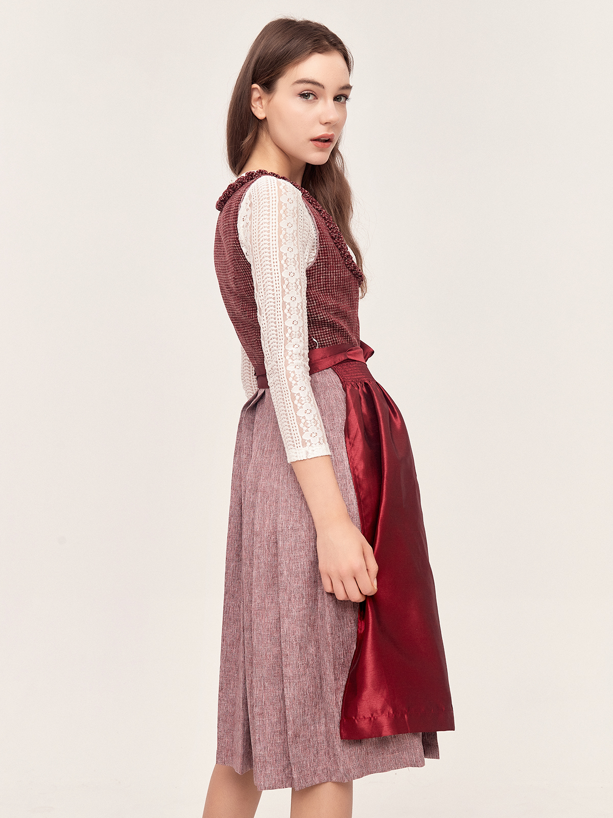 Dirndl in Flieder – stilvolle Trachtenmode