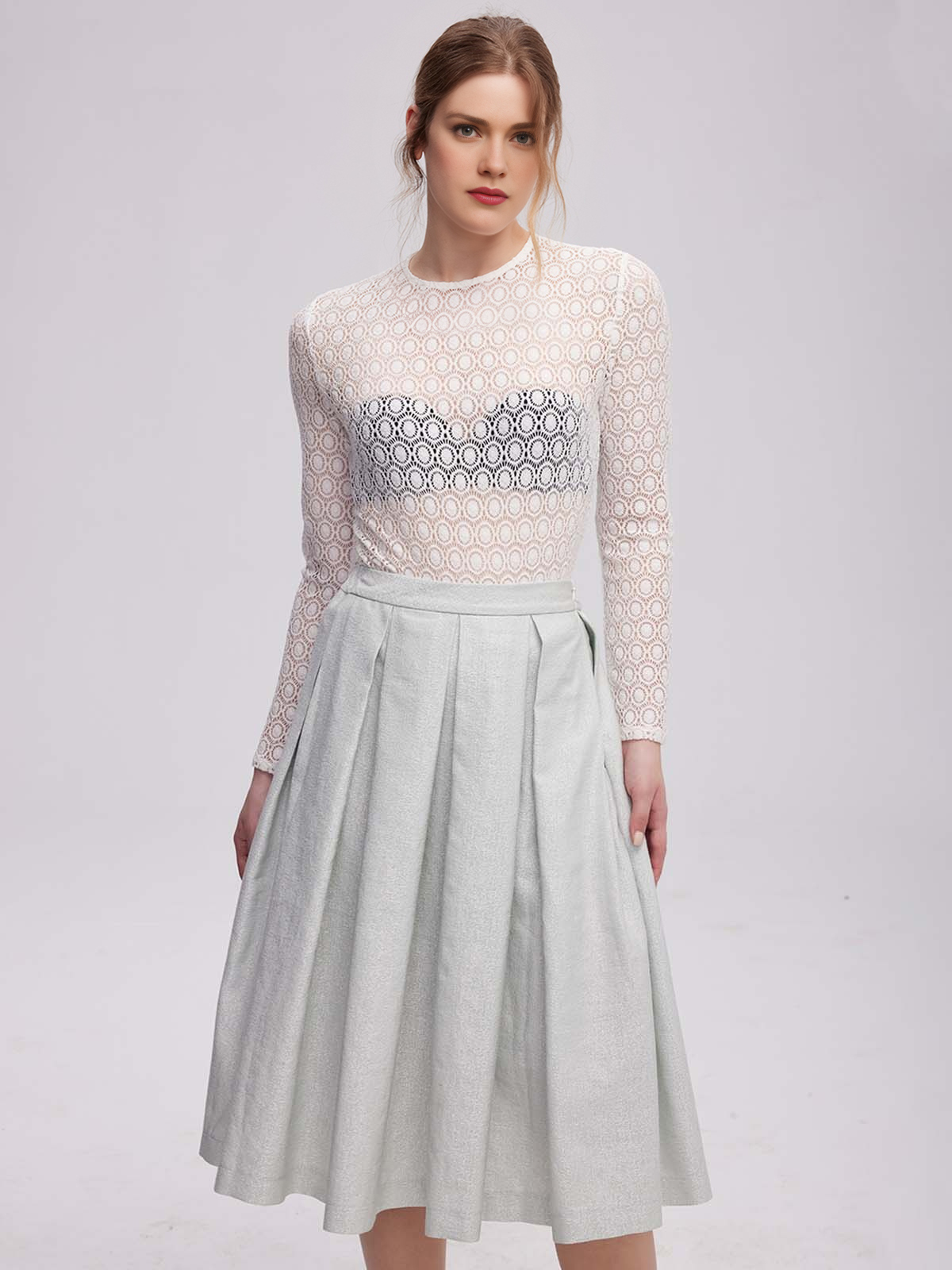 Lila Dirndl mit grünen Akzenten