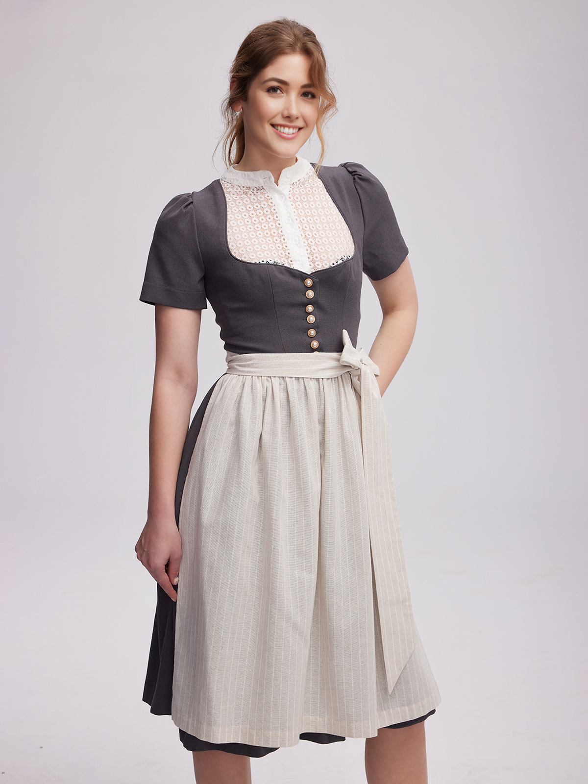 Modernes Dirndl in Grau mit eleganter Spitze