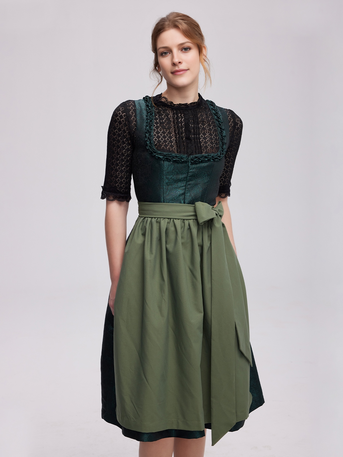 Ein grünes Dirndl mit floralen Akzenten – perfekt für einen sommerlichen Look