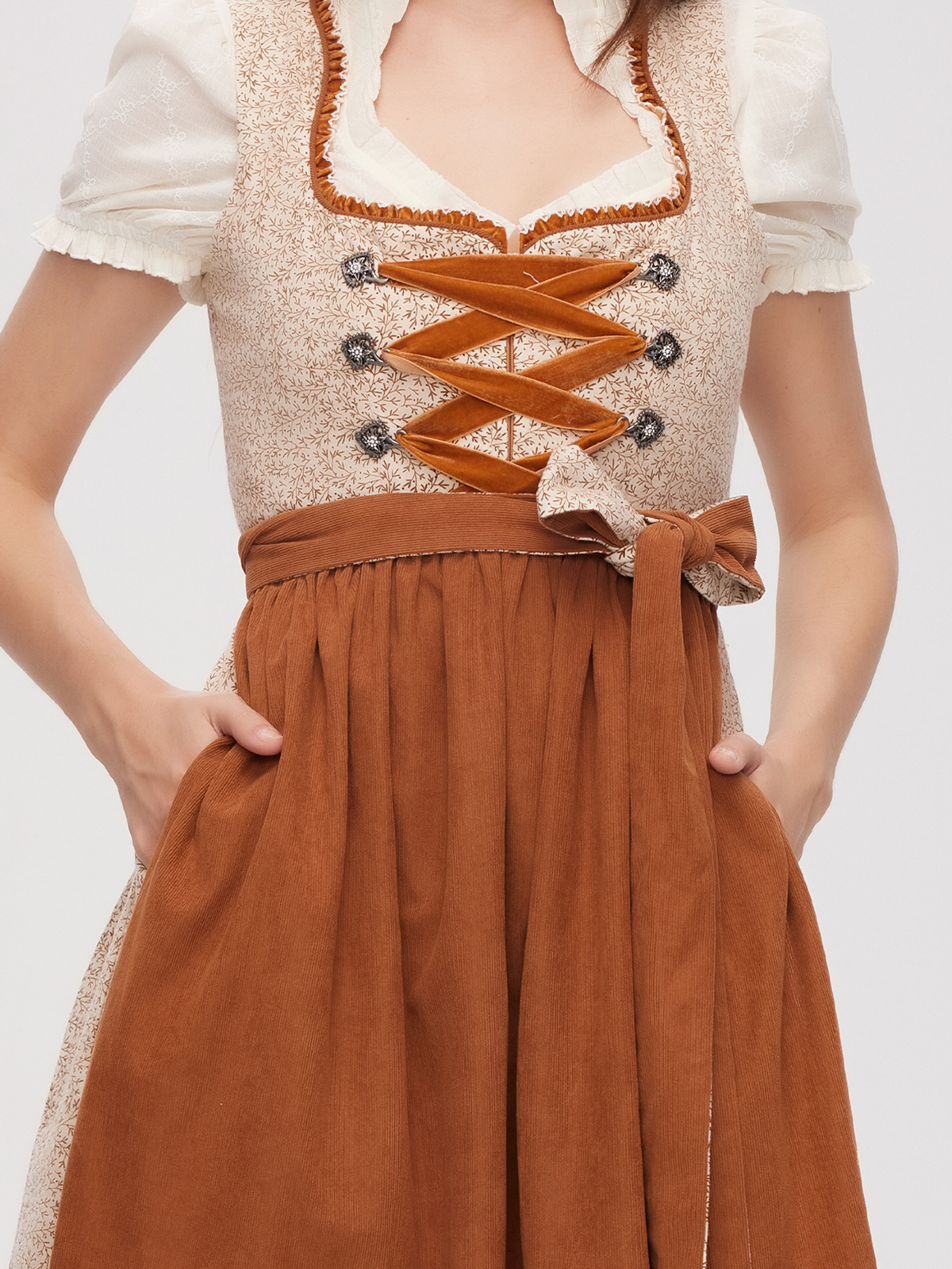 Modernes Dirndl in Braun mit schlanker Silhouette