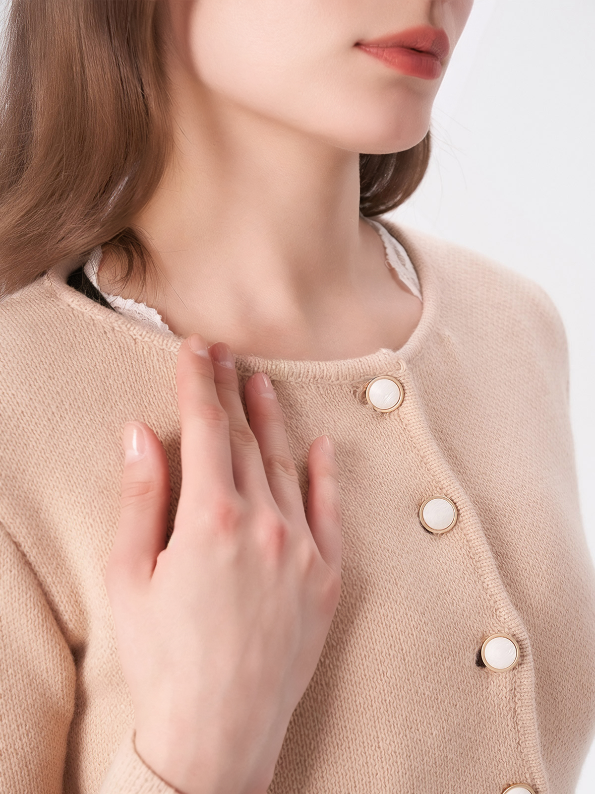 Dirndl in dunkelrot mit traditioneller Stickerei
