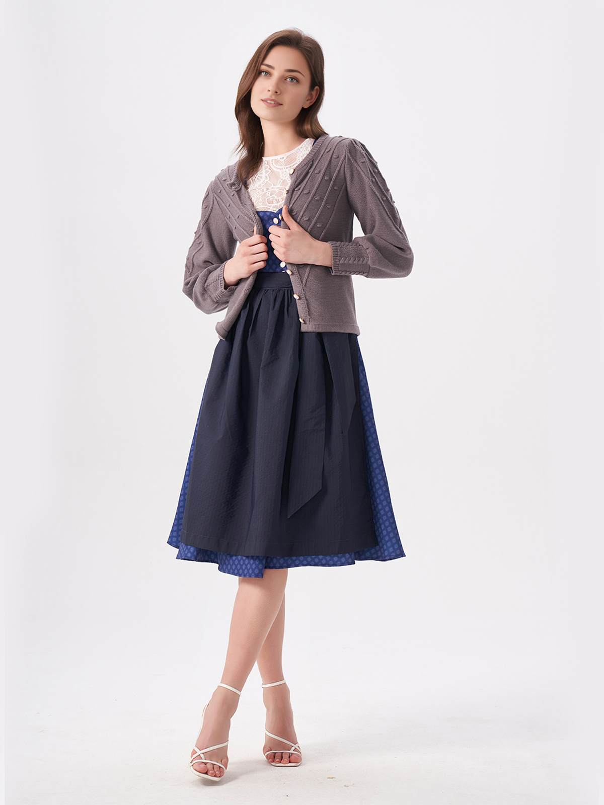 Dirndl in Grau – Elegante Strickoptik für einen modernen Look