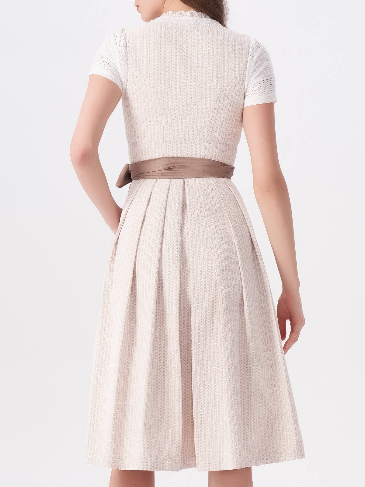 Schwarzer Dirndl mit beiger Bluse