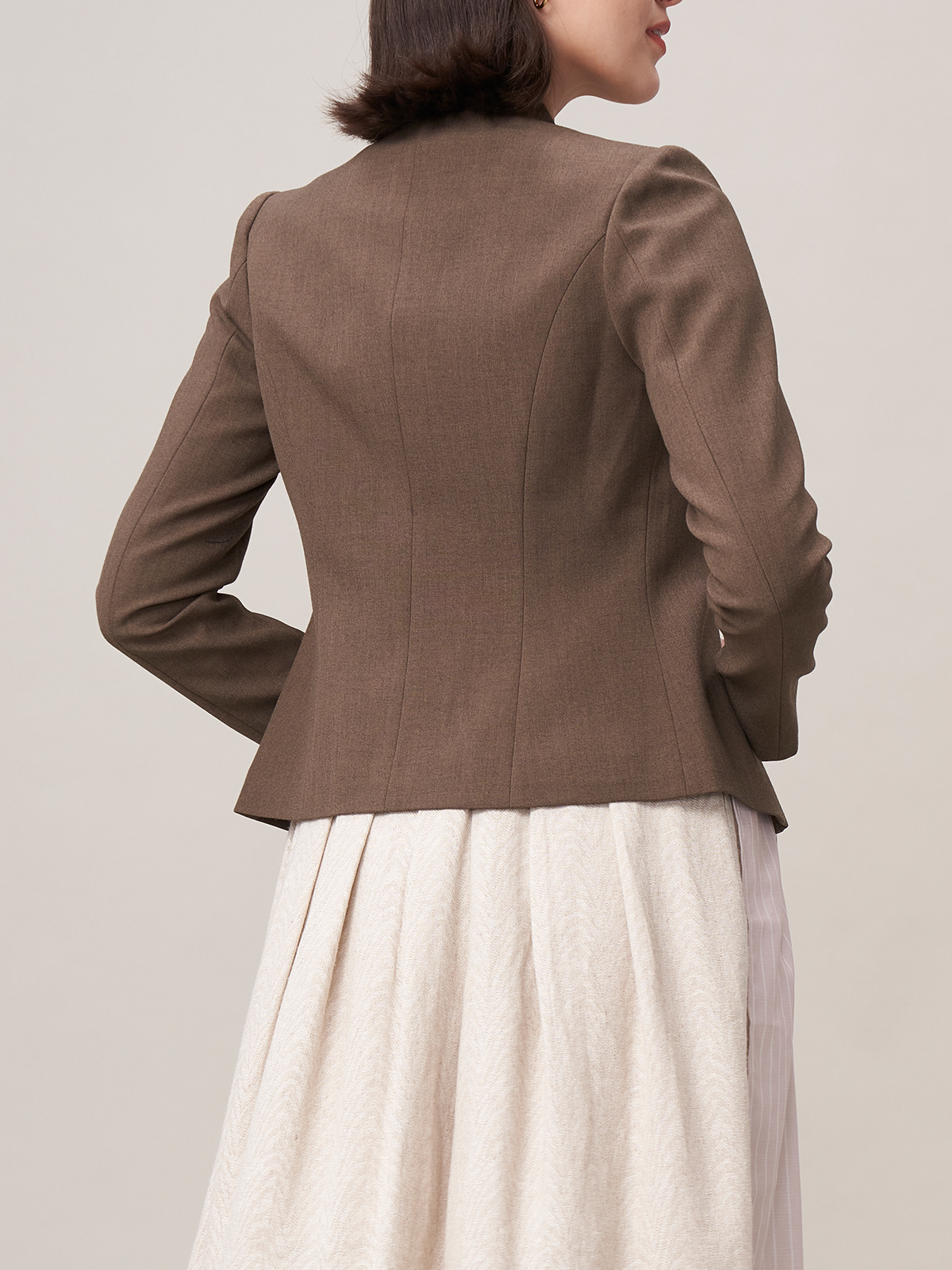 Dirndl in Braun mit traditionellem Schnitt