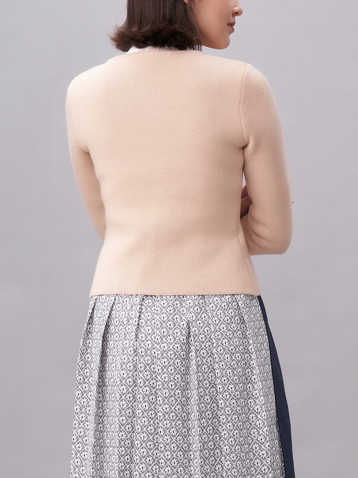 Blau-braunes Dirndl mit traditionellem Schnitt und modernem Design