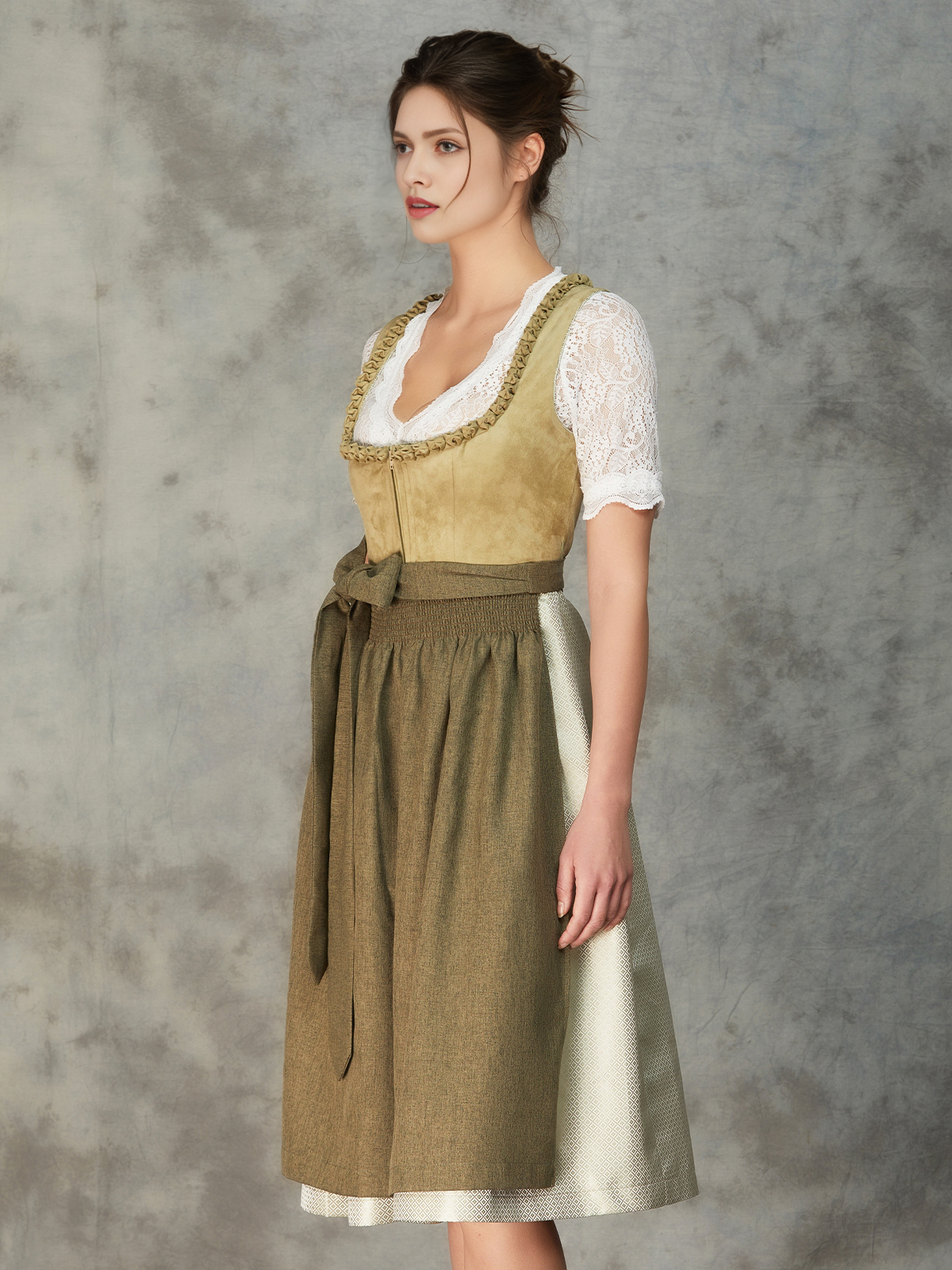 Dirndl in Grün mit traditionellem Schnitt