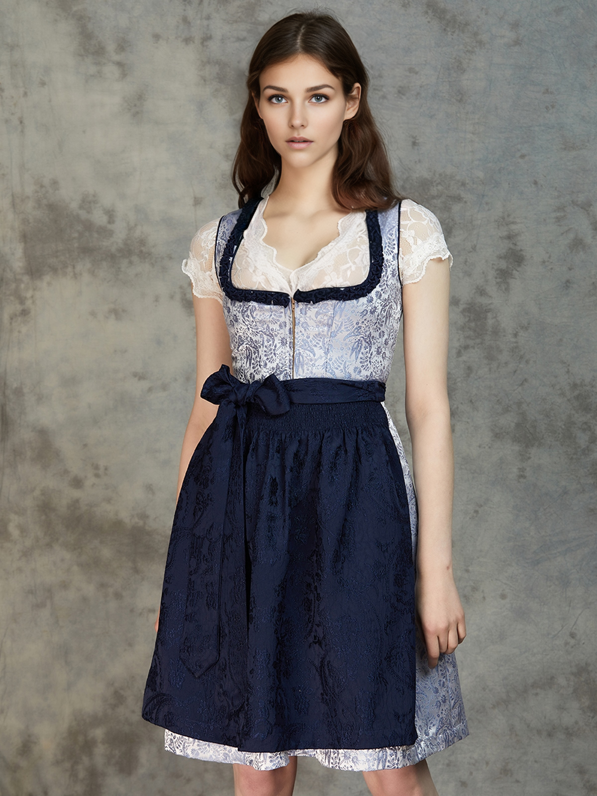 Modernes Dirndl in Blau mit eleganter Spitze