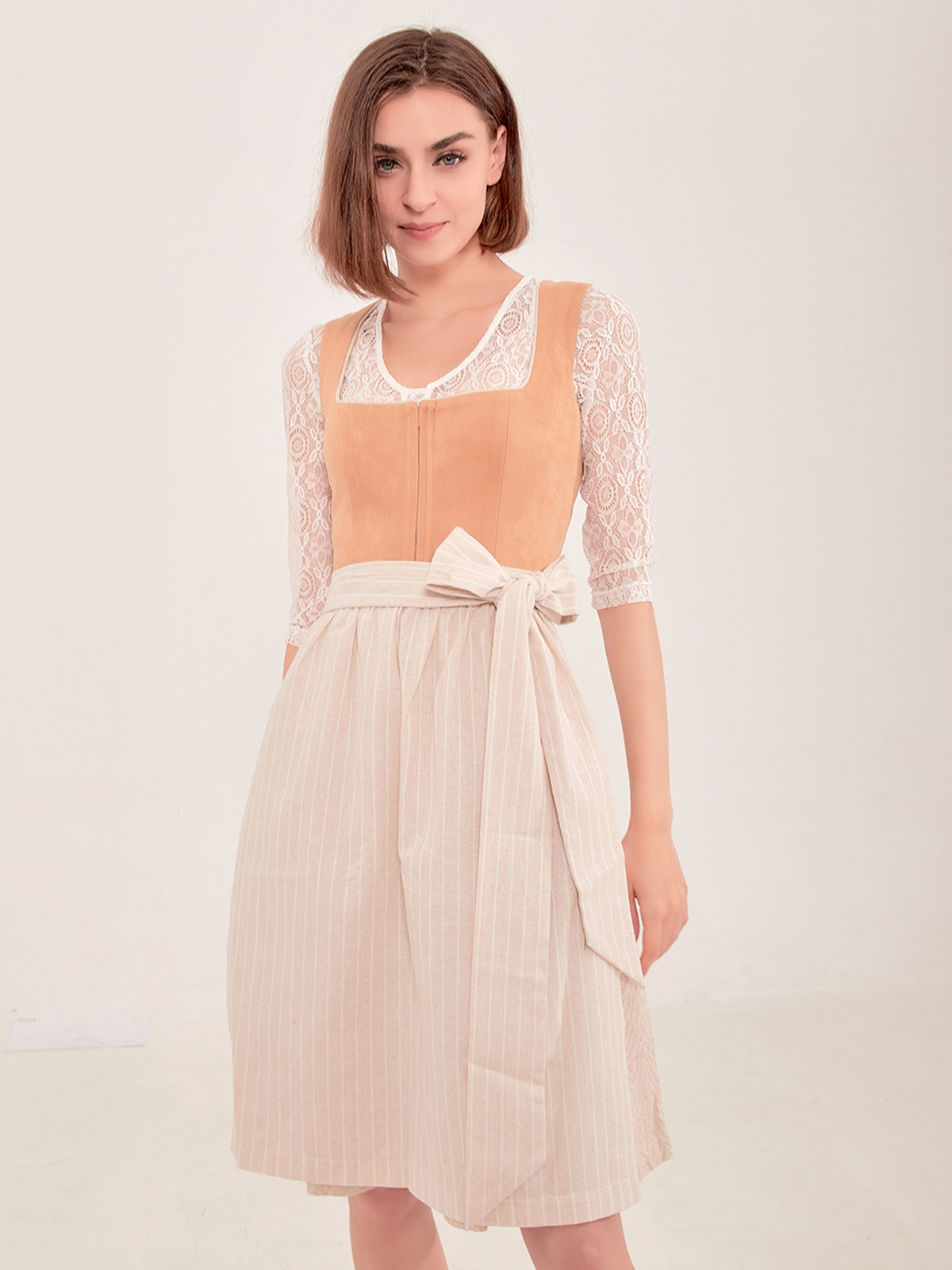 Modernes pinkes Dirndl mit Lederjacke