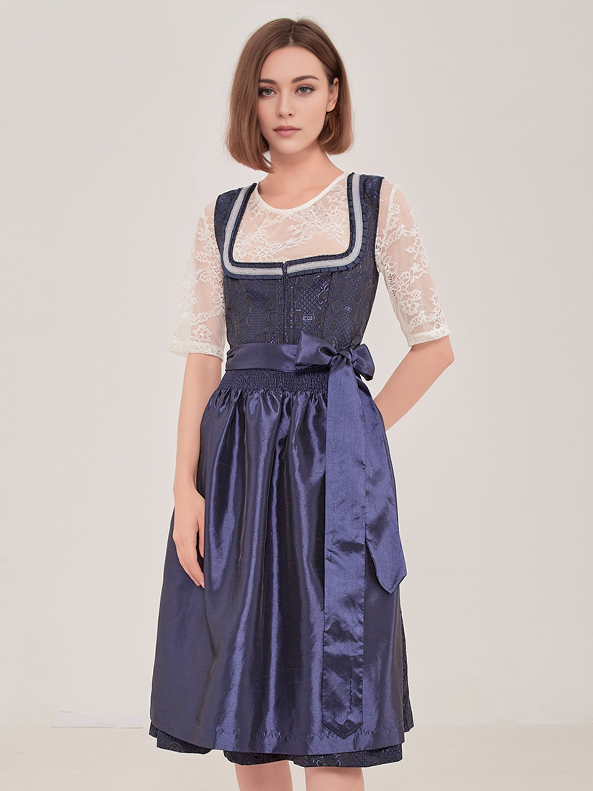Dirndl-Bluse mit Halbärmeln in Blau