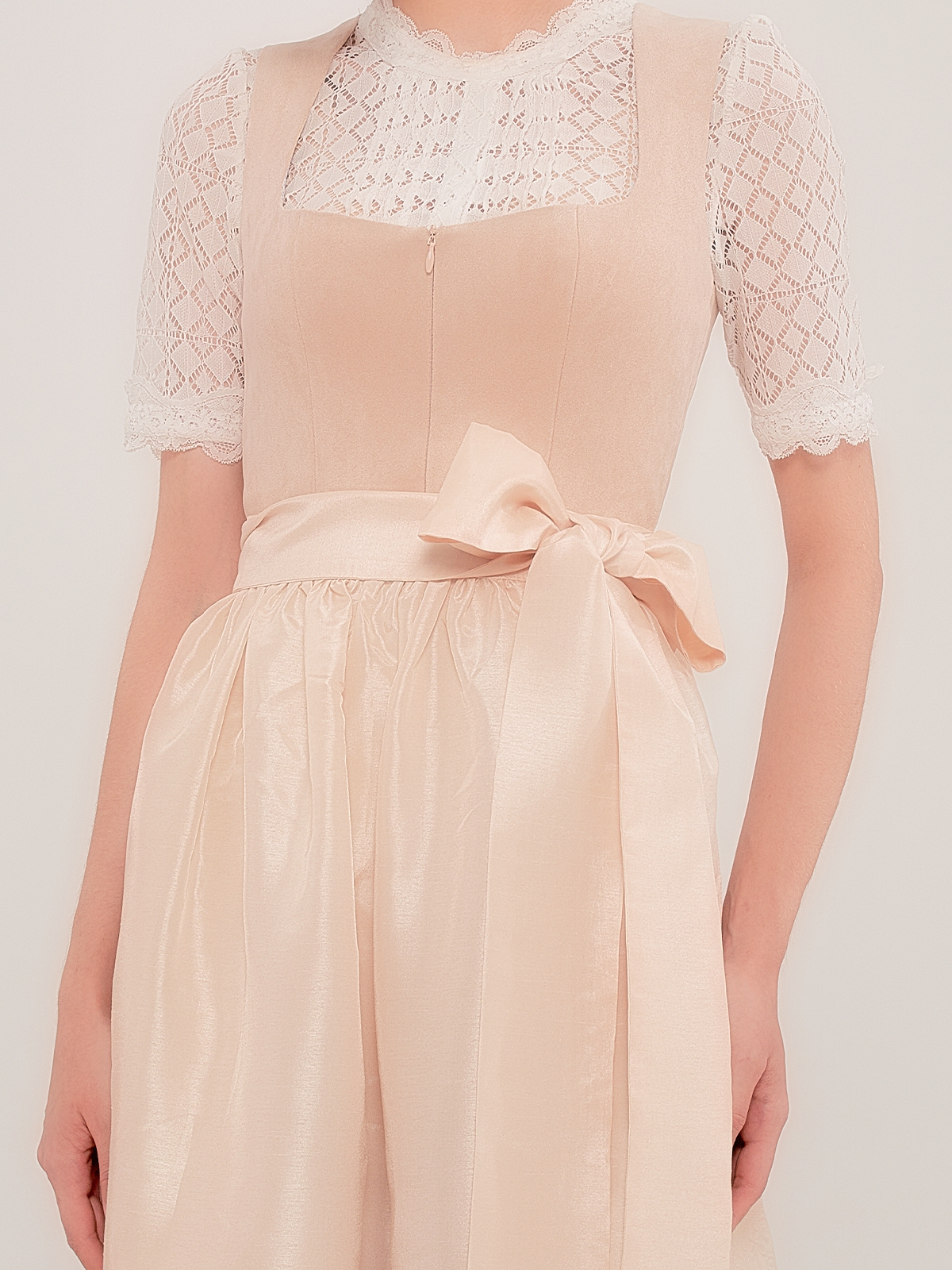 Elegantes beiges SamtDirndl mit Spitzenbluse