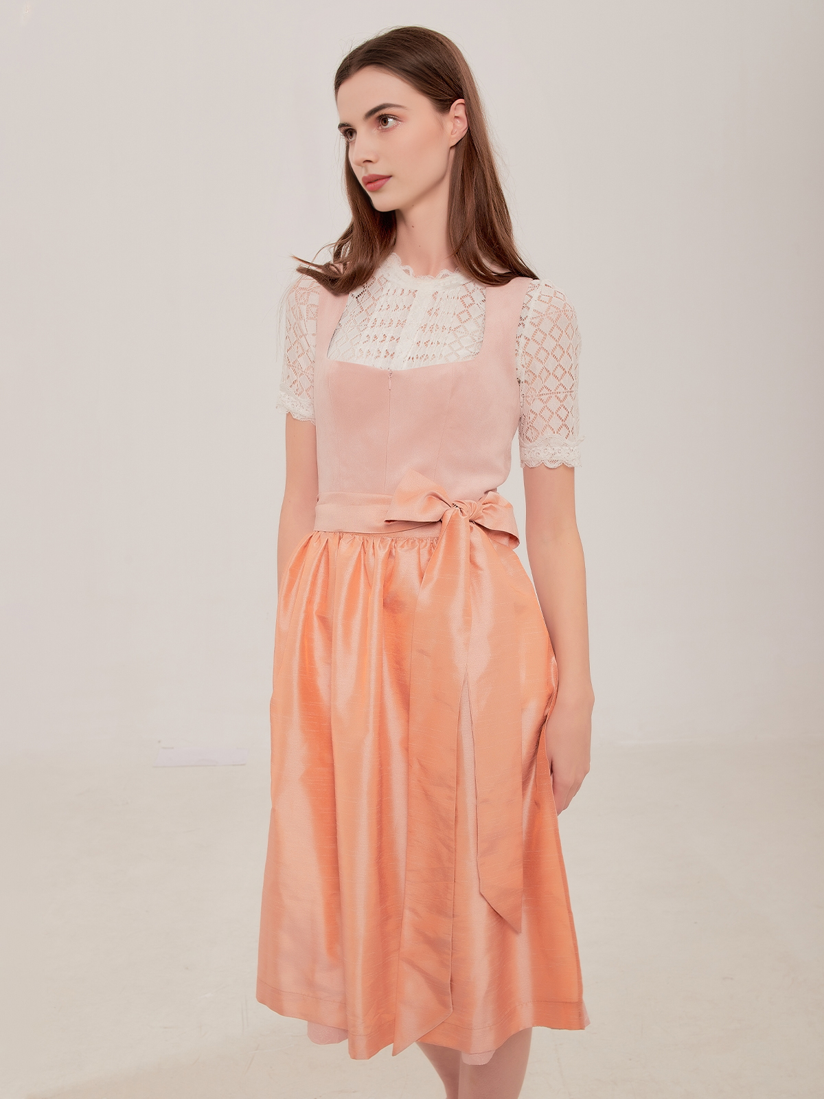 Elegantes schwarzes Dirndl mit rosa Schürze