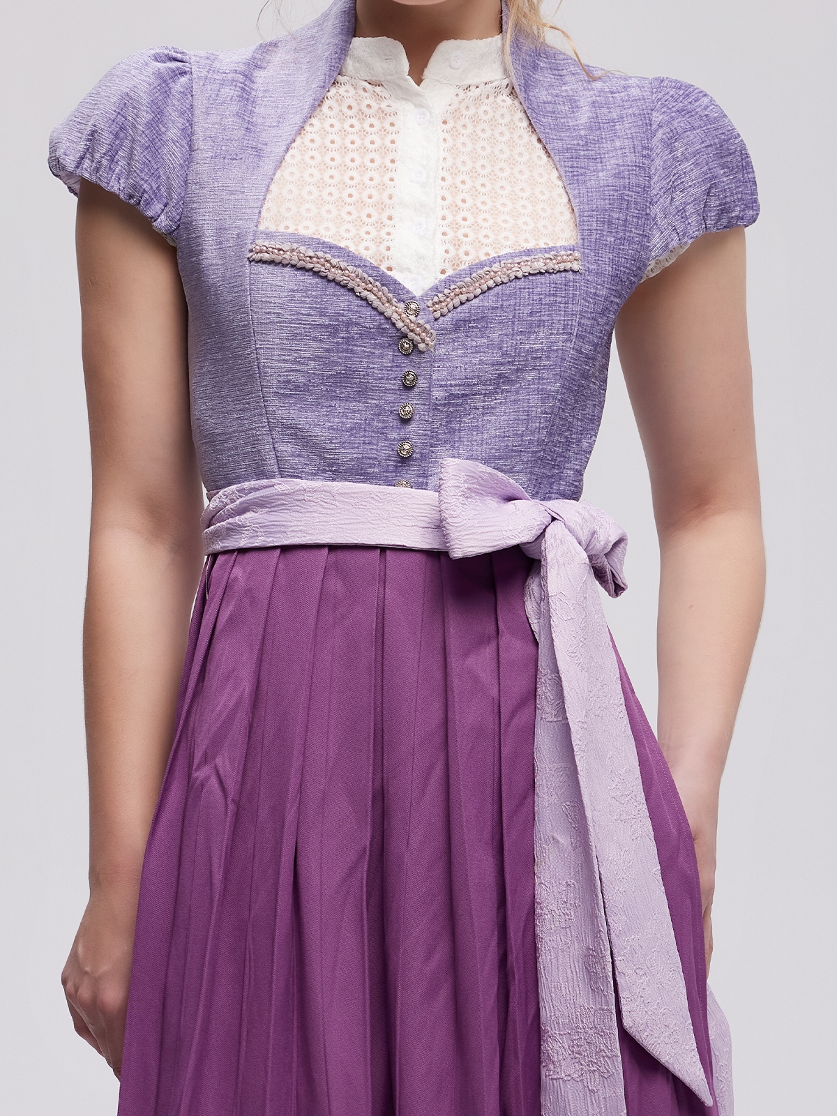 Modernes Dirndl in Brombeerfarbe