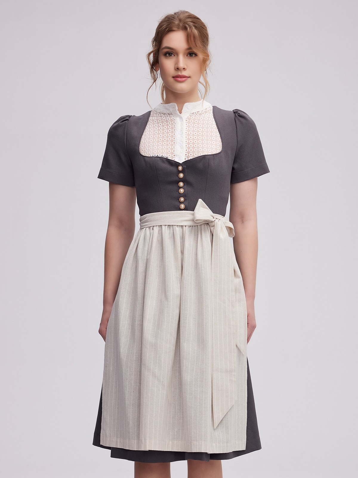 Ein graues Dirndl mit tiefem Ausschnitt, perfekt für festliche Anlässe