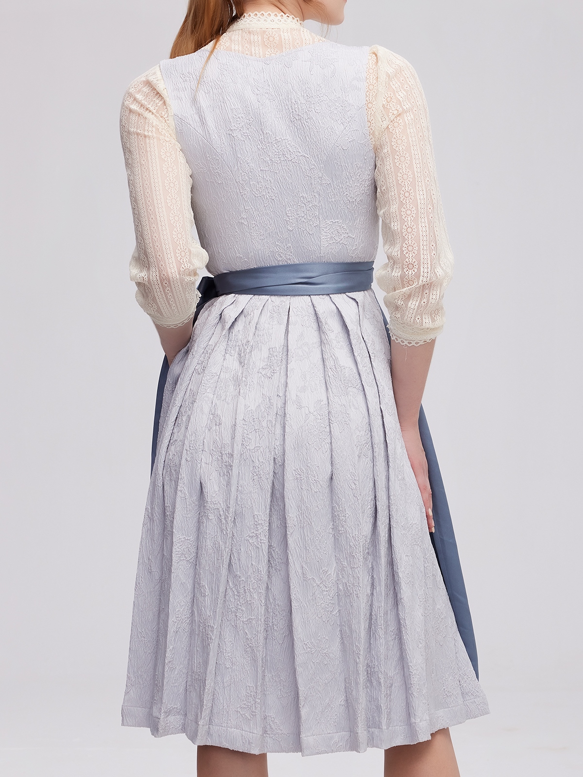 Trachtenbluse in Rosa mit blauem Dirndl