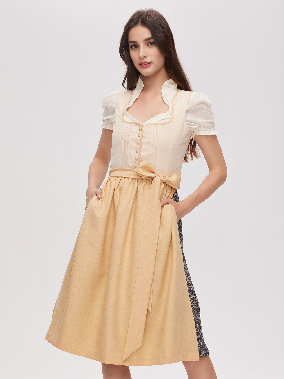 Beiges Dirndlkleid mit femininem Schnitt