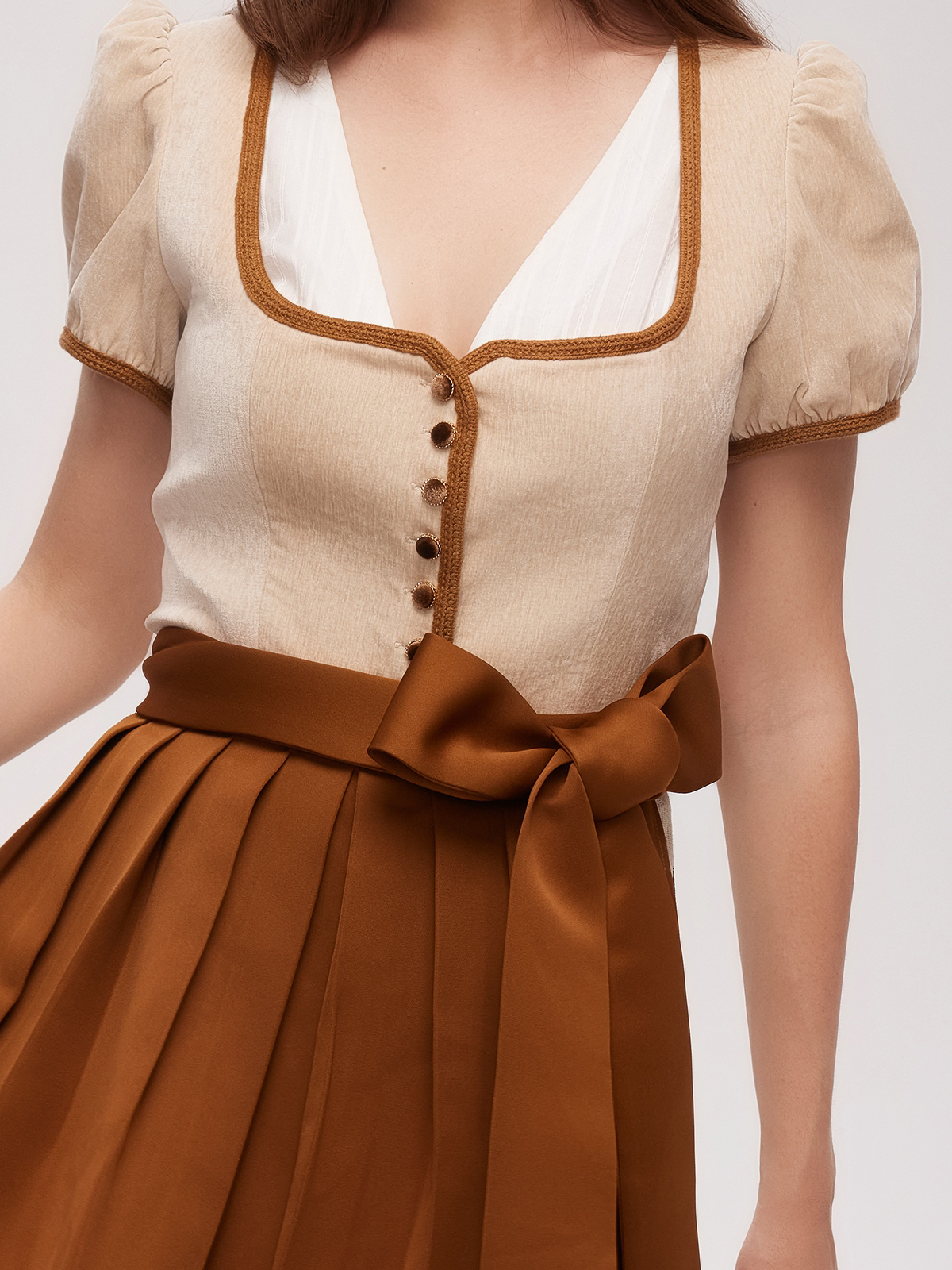 Dirndlbluse schwarz hochgeschlossen