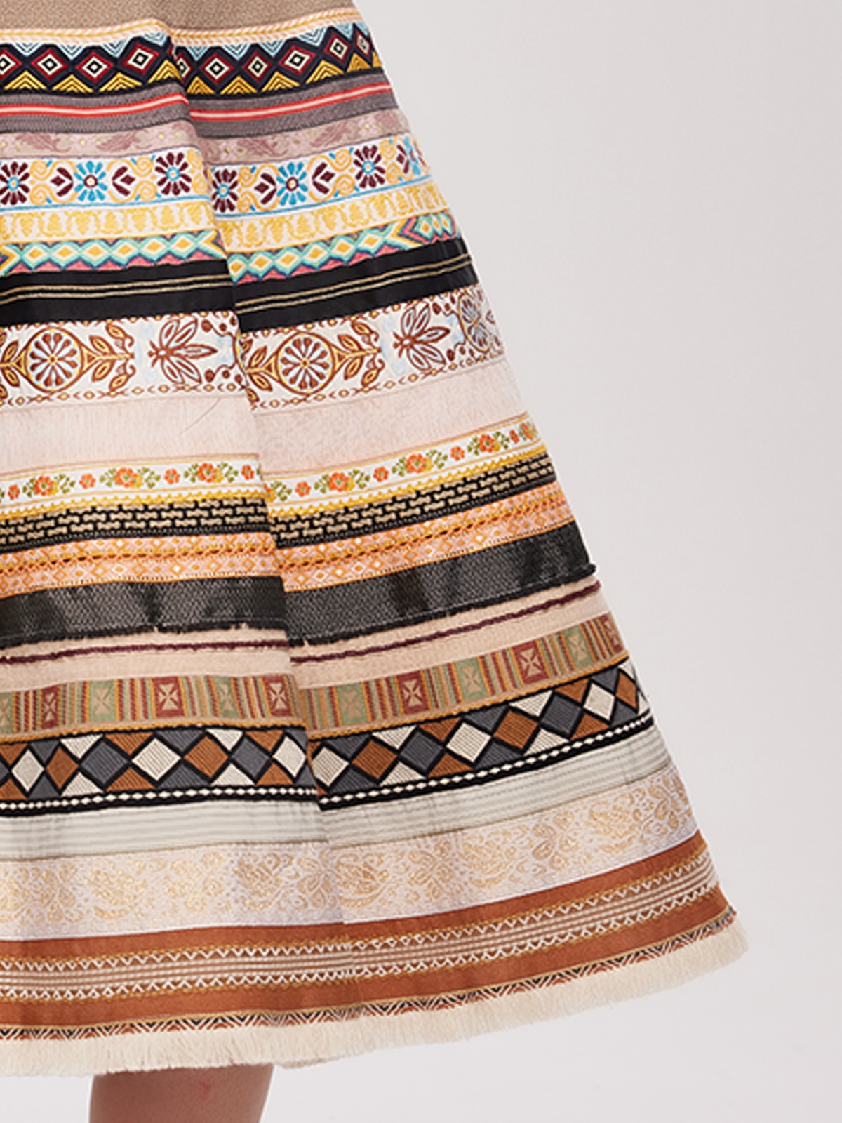 Stylisches graues Dirndl mit gelber Schürze