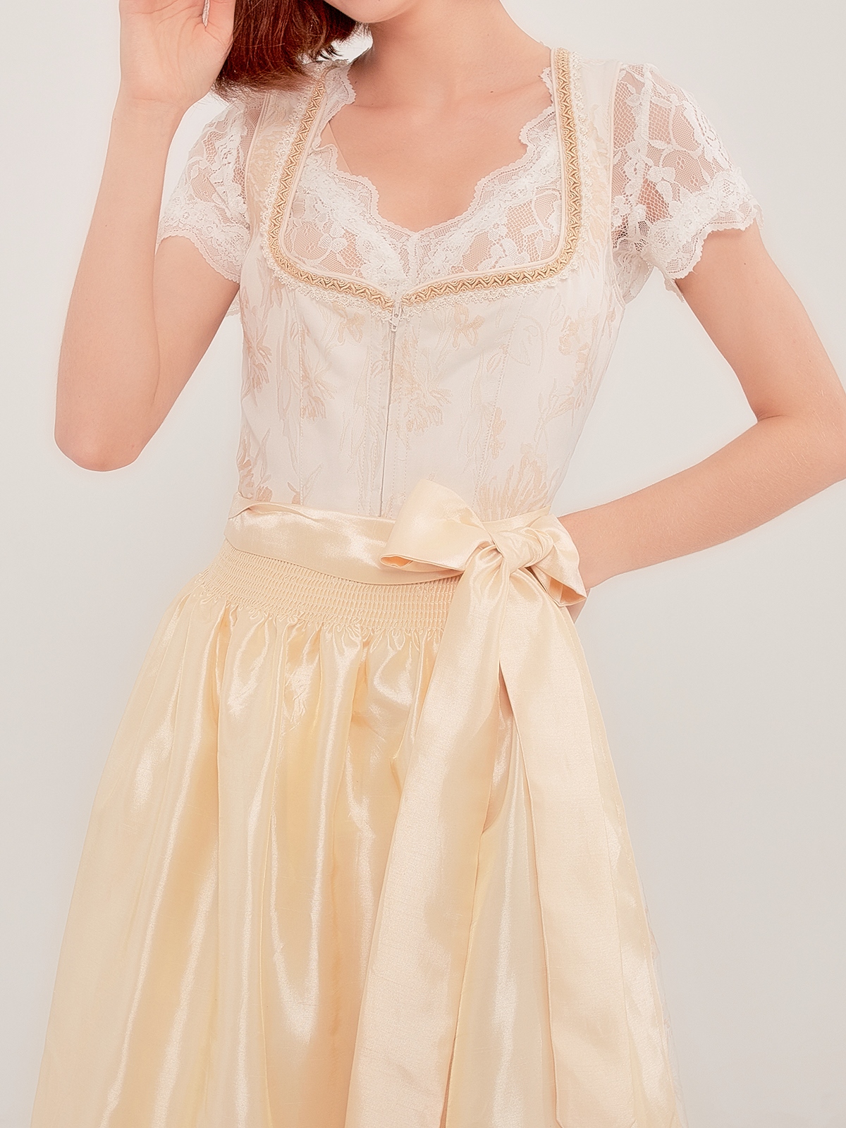 Modernes Dirndl in Gelb