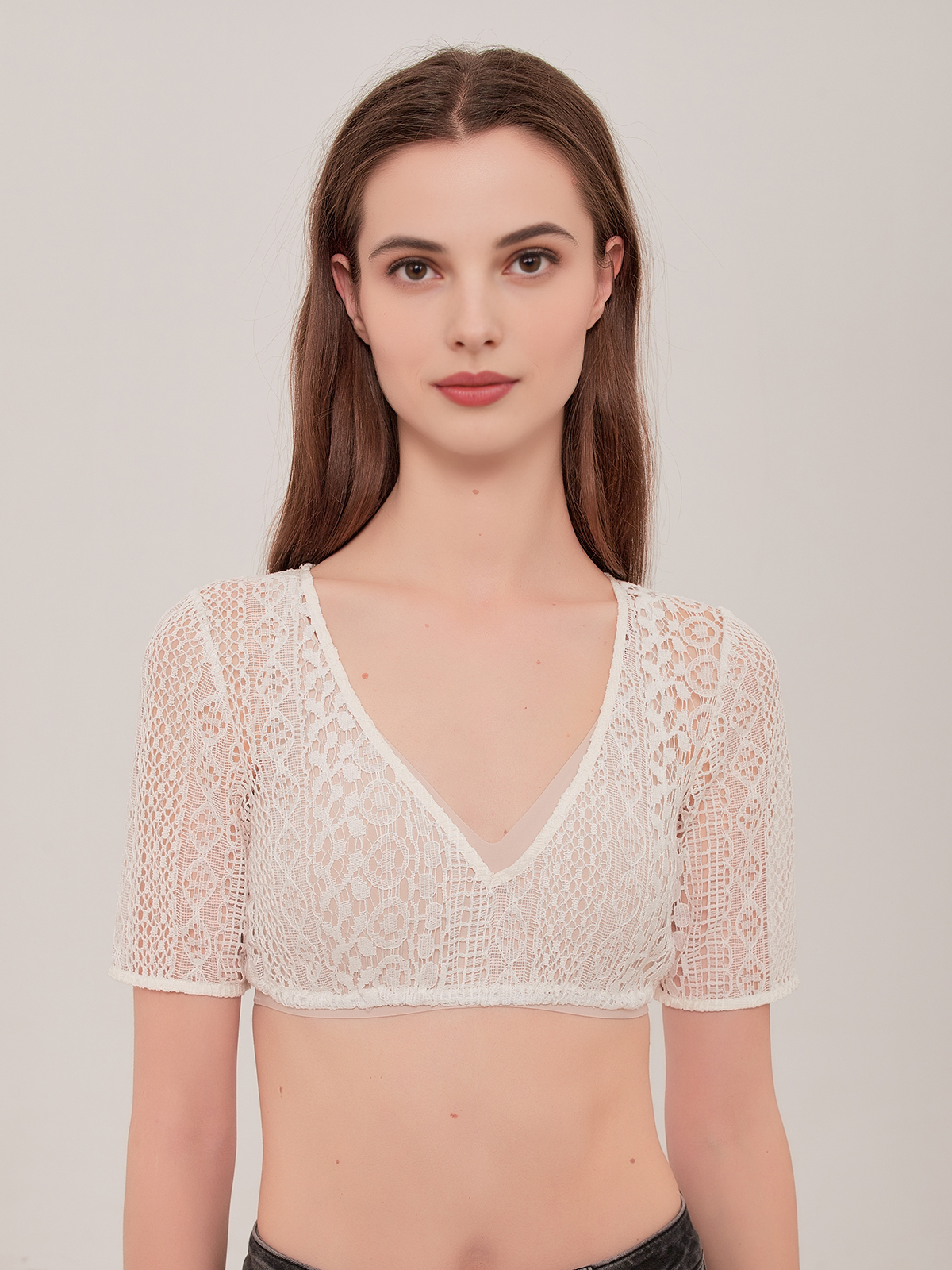 Modernes Dirndl in Weiß mit femininem Schnitt