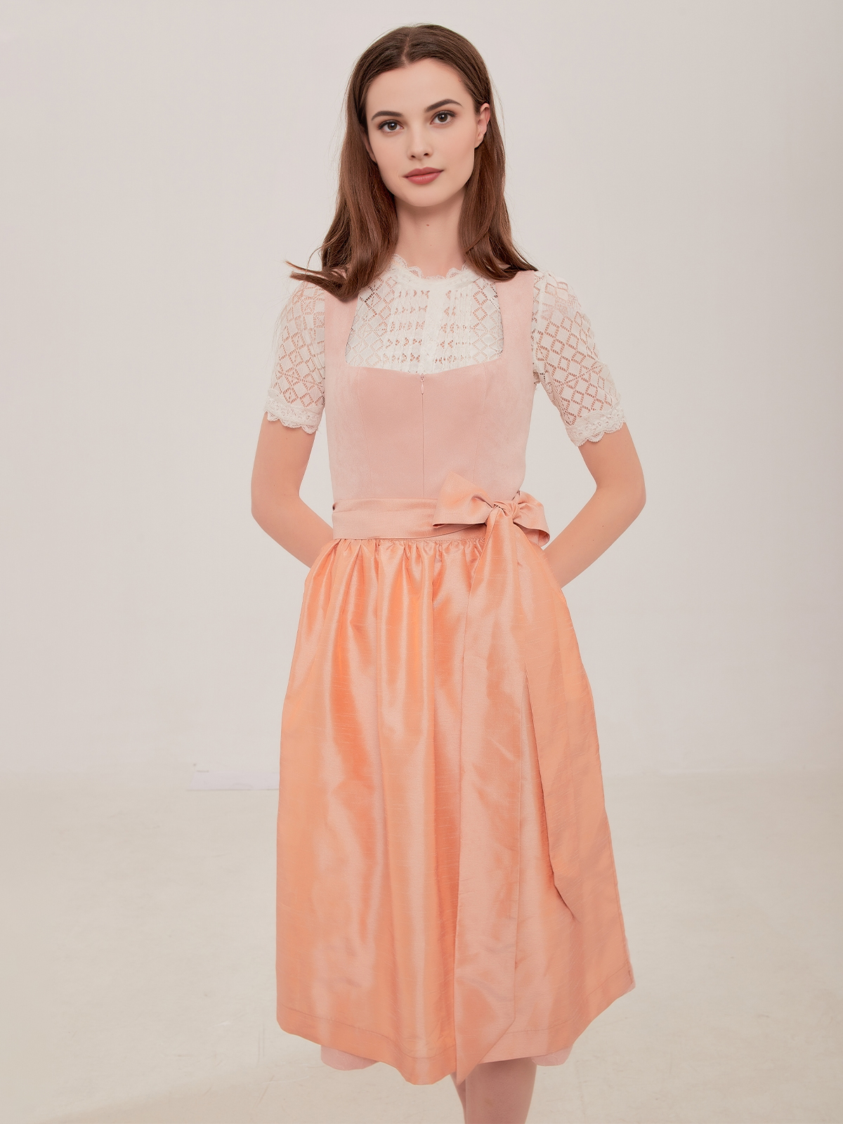 Modernes Dirndl in Lindgrün