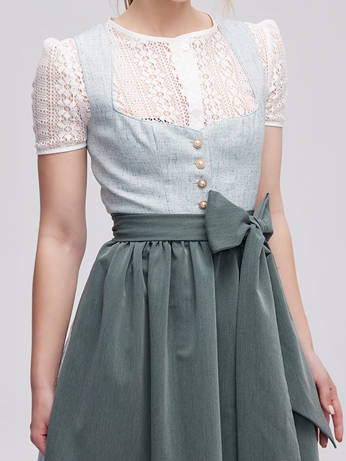 Modernes schwarzes Dirndl mit schlankem Schnitt